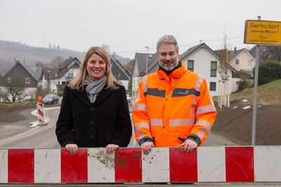 Bild vergrößern: Wilnsdorfs Bürgermeisterin Christa Schuppler und Oliver Alt, Projektleiter seitens des Landesbetriebs Straßenbau NRW, kündigen das baldige Ende der Bauarbeiten an der Ortsdurchfahrt Gernsdorf an.